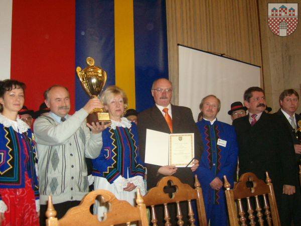 : Przedstawiciele zagród wspólnie z burmistrzem Żarek Klemensem Podlejskim oraz radnym Henrykiem Świerdzą przy odbiorze nagród za zajęcie II miejsca w kategorii najlepsze przedsięwzięcie